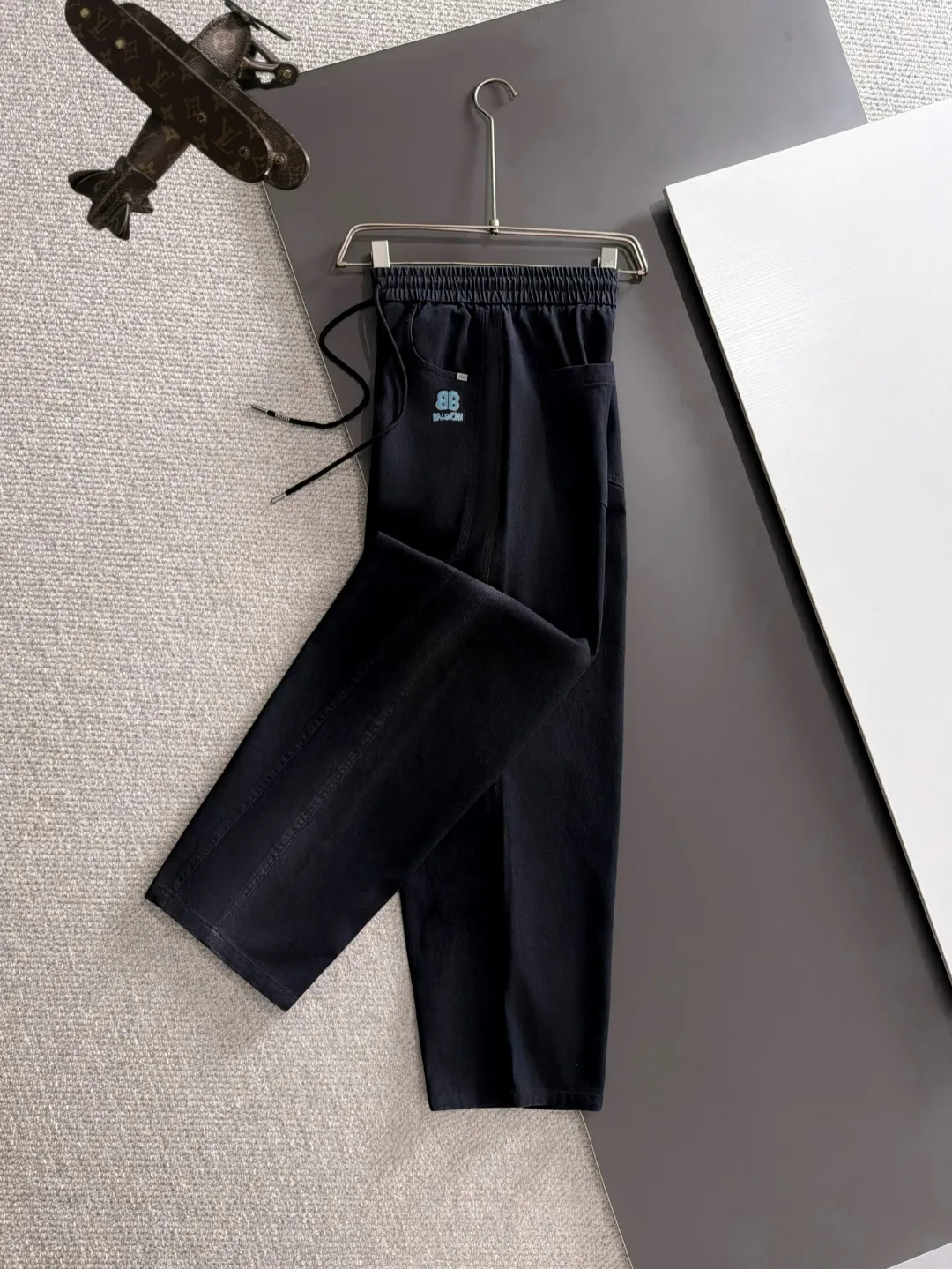 Next day shipment P195 Balenciaga High Quality 2026 Autumn and Winter New Arrival elastic band casual pants, counter-customized fabrics, Breathable, high comfort, impeccable details, brand element design concept, reflecting high quality. It feels delicate and soft! It presents a casual cut and the upper body shape is great! Sizes:S-3XL